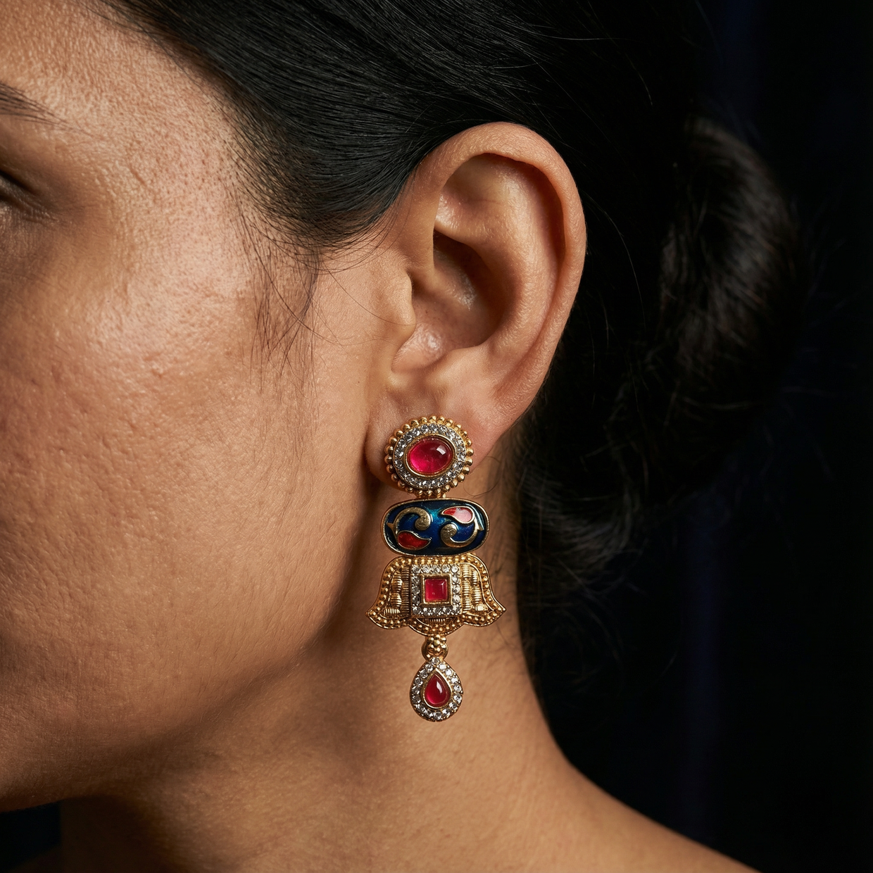Bride wearing Kundan jewellery set with traditional red bridal lehenga